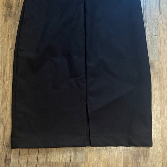 Elegant Black Sleeveless Dress - Picture 5 of 6